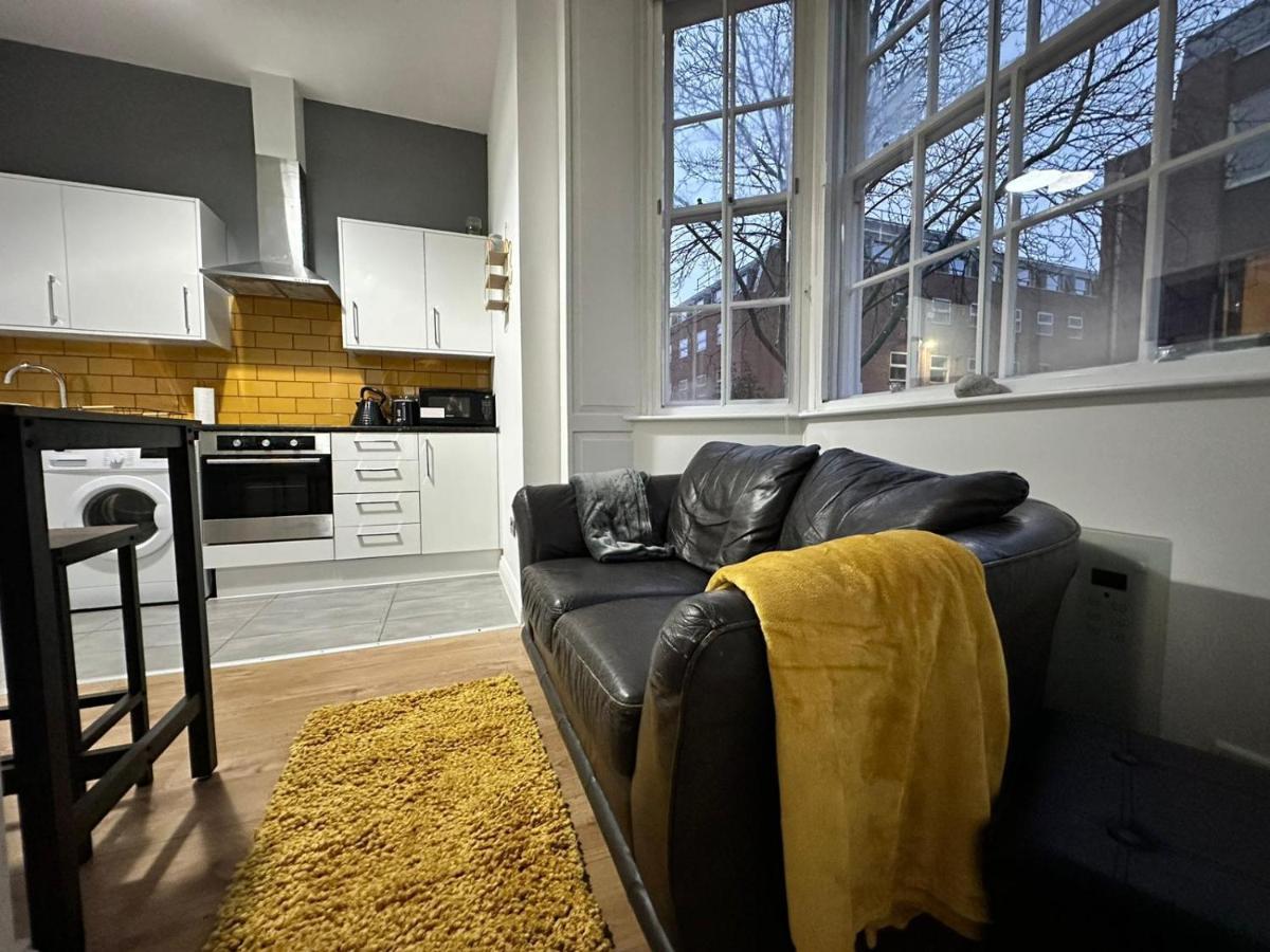 Bee Accommodations Лестер Экстерьер фото